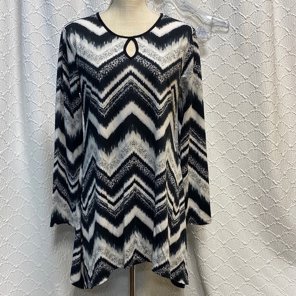 Faith and Joy Tops - Faith and Joy size large  Black and White‎ Chevron long sleeve stretch casual